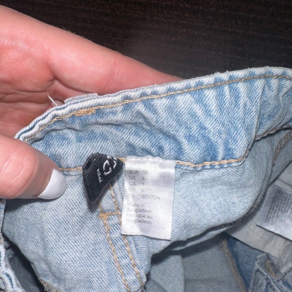 Divided H&M Distressed Light Wash Denim Shorts - Picture 3 of 3